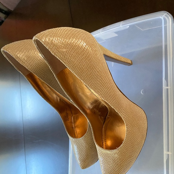 BCBG platform pumps - Picture 5 of 7